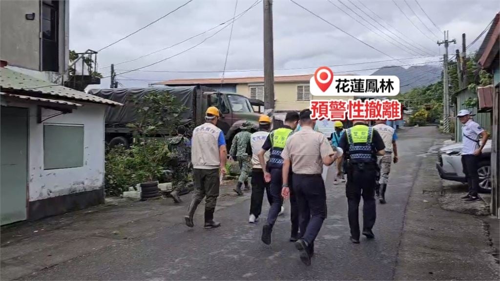 花蓮路樹、圍籬接連倒塌　普悠瑪停駛旅客改搭接駁車