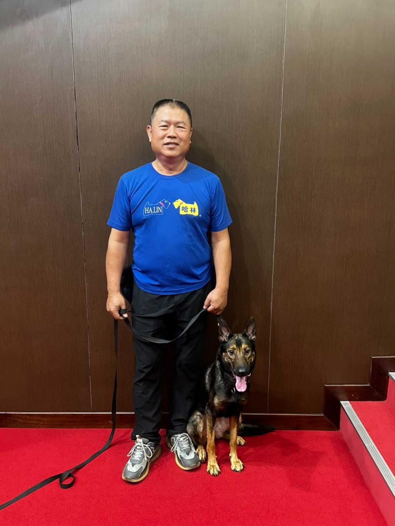 段傳仁是兩岸華人第一位取得「國際搜救犬協會」認證的訓犬教官(圖∕段傳仁提供)