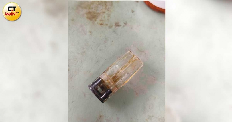 段傳仁要訓練校園煙毒緝私犬,花好久時間才弄到一個空的電子煙菸彈。(圖∕段傳仁提供)