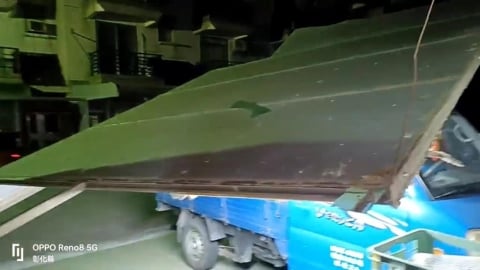 風真透!彰化二林車庫遮陽棚遭吹垮 福興30公斤橡膠板砸鐵門