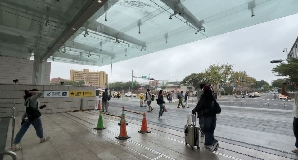 台南新火車站出口處漏水 旅客驚嚇「水淹下樓梯」