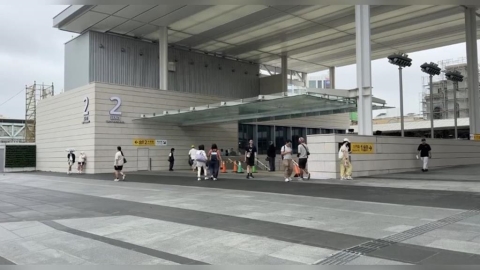 台南新火車站出口處漏水 旅客驚嚇「水淹下樓梯」