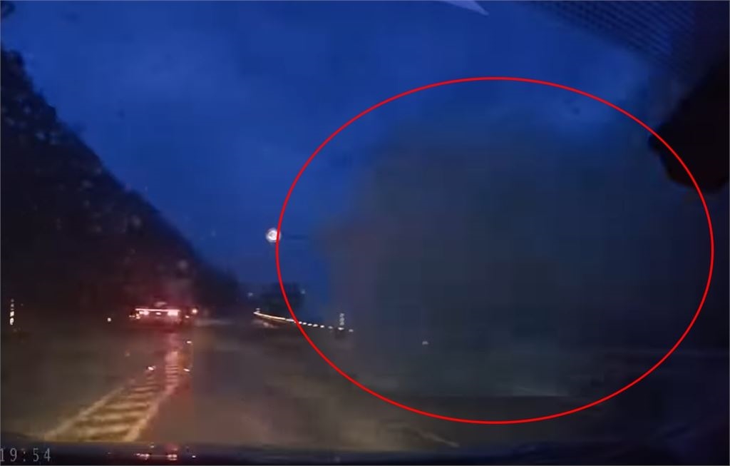 台9線多良「瘋狗浪強灌馬路」轎車遭擊沉滅頂!「震撼畫面曝」他嚇壞:以為完蛋了