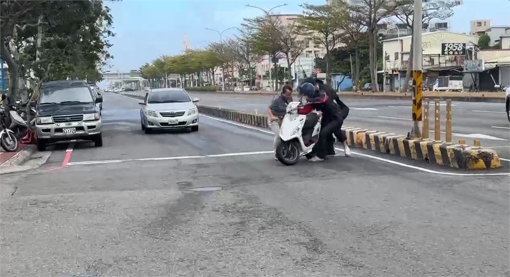 薔琵狂颳12級風！　機車騎士定格險翻　民視採訪團隊神救援