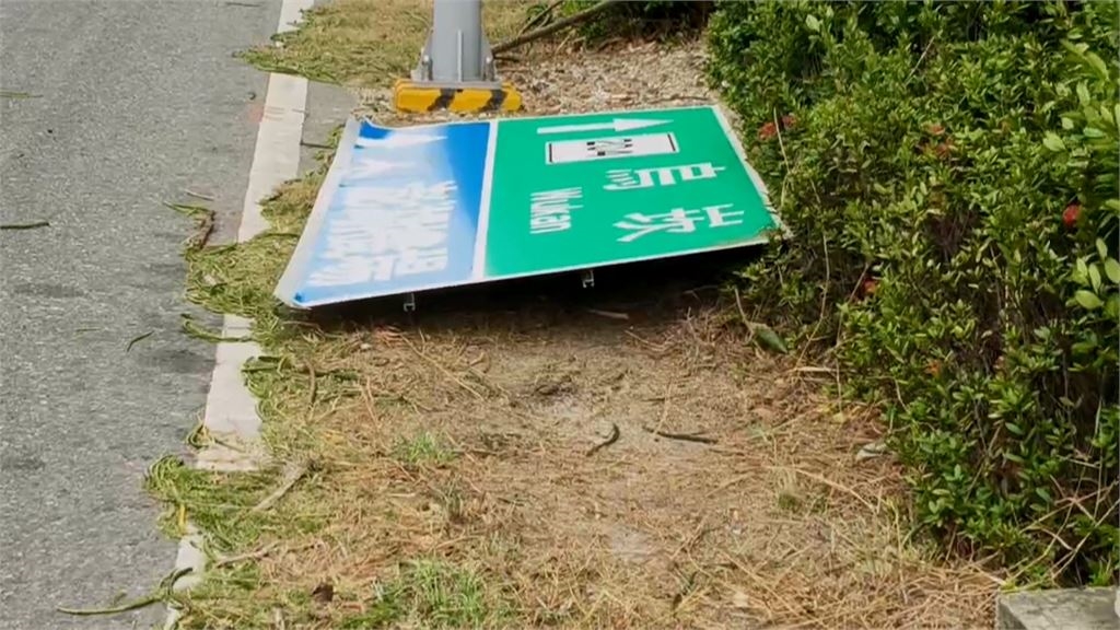 強風！澎湖西嶼鄉14級陣風　機車倒一排　路牌被吹斷