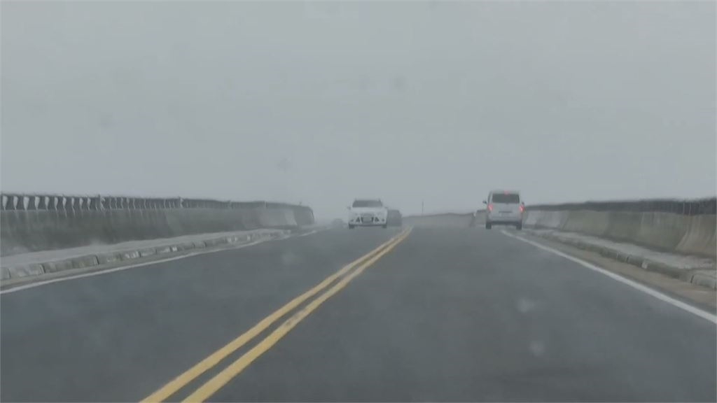 強風！澎湖西嶼鄉14級陣風　機車倒一排　路牌被吹斷