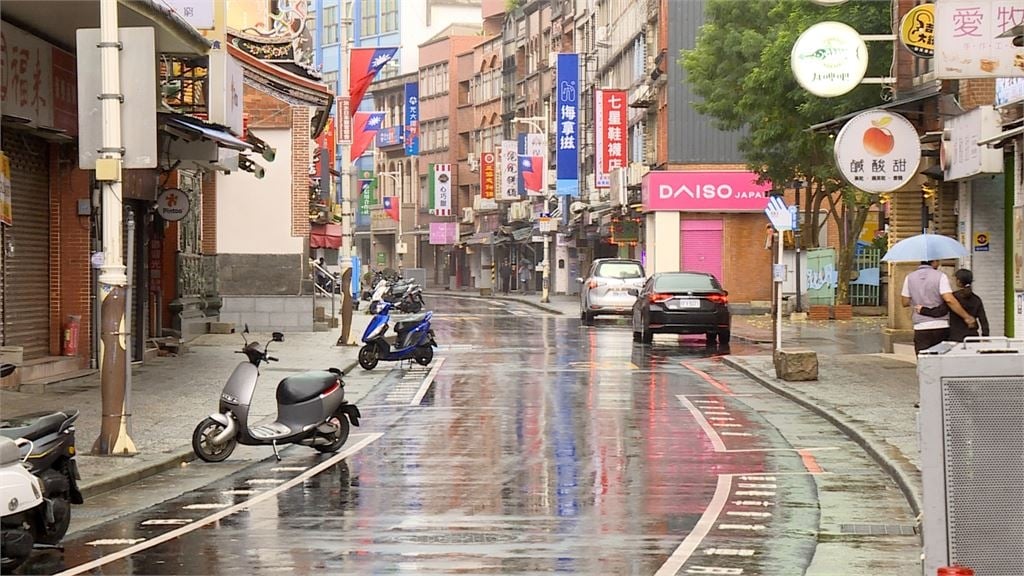 薔琵狂襲! 憂瞬間強陣風危及行車 淡江大橋預警性封閉