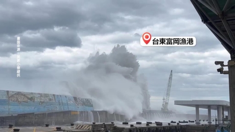 巨浪來襲!大吊車倒塌摔落海阻航道 離島物資中斷