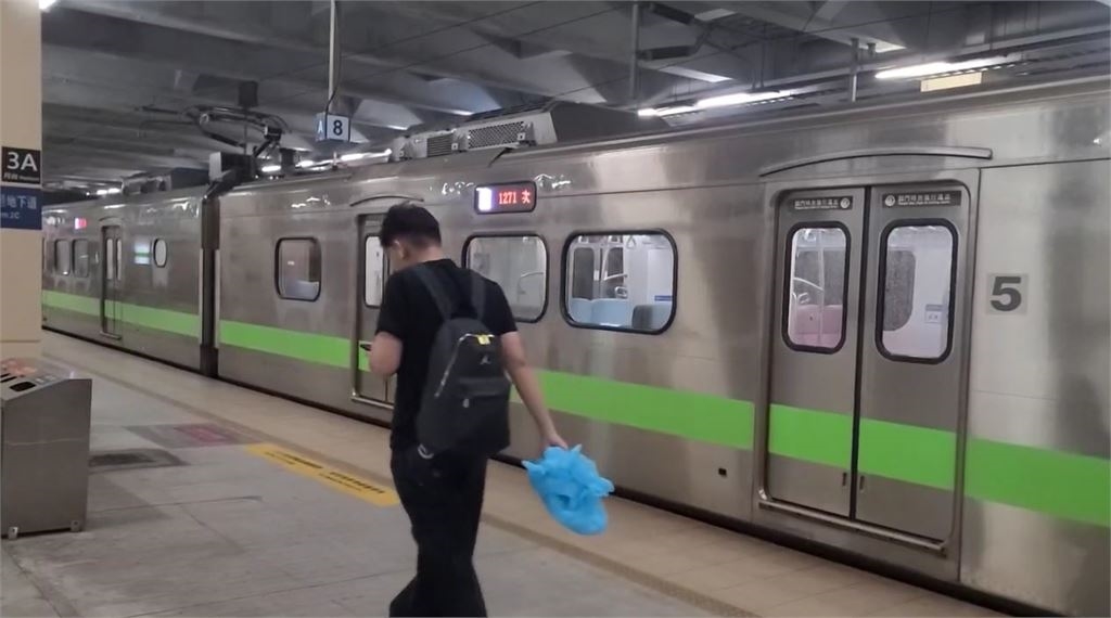 最新/薔琵狂風肆虐!台鐵西部全線區間車緊急停駛 旅客無奈下車