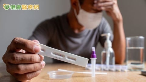 70歲翁嗜睡、無力以為老化!家用快篩揪出新冠及時治療