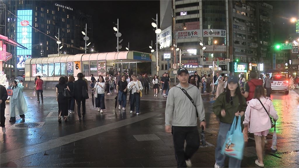 薔琵颱風來襲!北市風雨暫歇 西門町湧人潮「外國客比台人多」