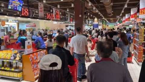 颱風逼近掀囤糧潮! 賣場結帳排隊50米 青菜貨架全掃空