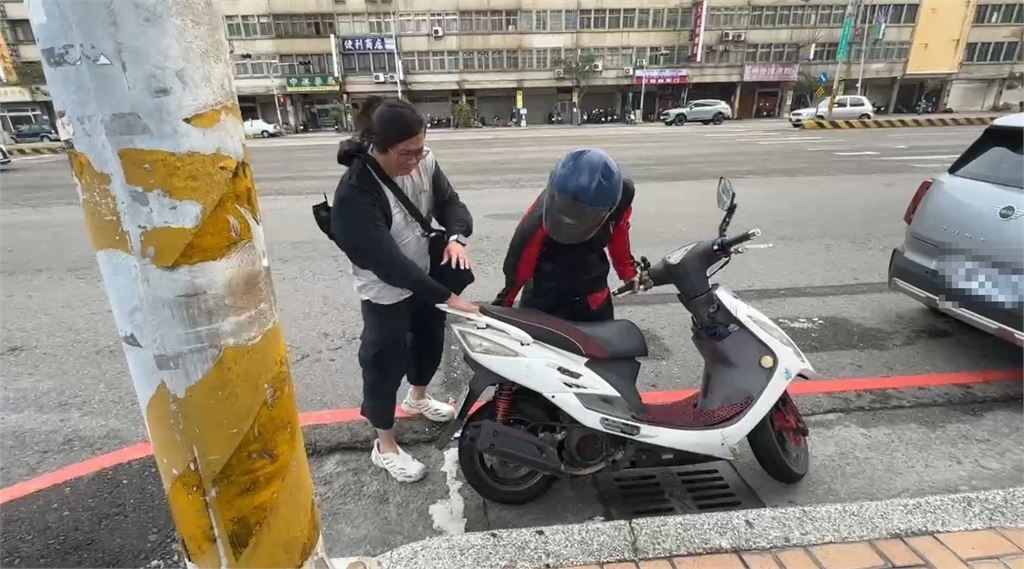 台中海線梧棲「這原因」風超大 騎士定格險翻車!民視記者合力救