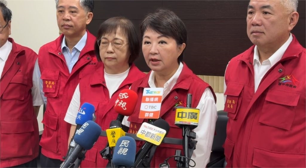 台中海線梧棲「這原因」風超大 騎士定格險翻車!民視記者合力救