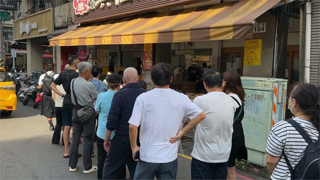 薔琵颱風襲南台灣放假 高雄出太陽民眾排隊吃早餐