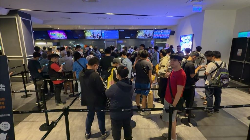 薔琵颱風襲南台灣放假 高雄出太陽民眾排隊吃早餐