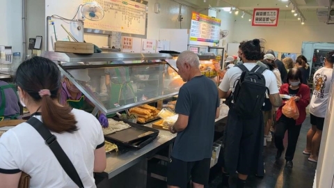薔琵颱風襲南台灣放假 高雄出太陽民眾排隊吃早餐