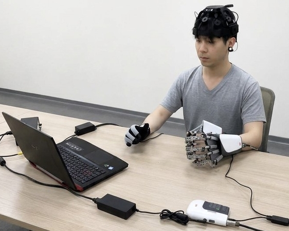 ▲腦機介面復健訓練示意圖。（圖／裴育晟醫師提供）