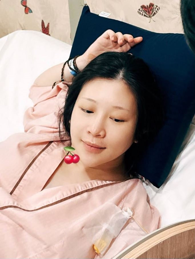 一家4口颱風天團圓!鄭家純迎回雙胞胎小女兒 體驗「把屎把尿」甜喊幸福