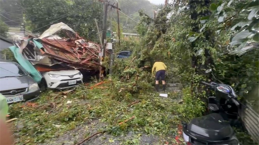 陽明山15級「薔」風 文化大學美食街重災區一片狼藉
