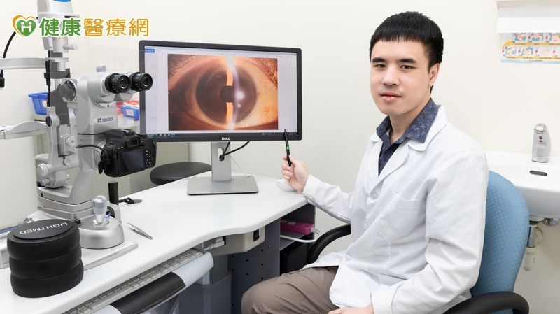 85歲嬤跌倒後右眼看不清！醫揭原因　竟與5年前白內障手術有關