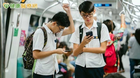 滑Threads越看越生氣卻停不下來？精神科醫揭原因、5大警訊