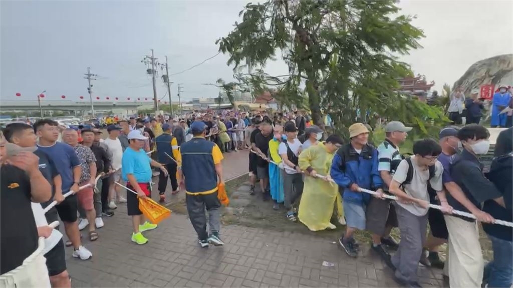 薔琵風雨不減興致! 台南萬年殿鄉親護送王船出巡