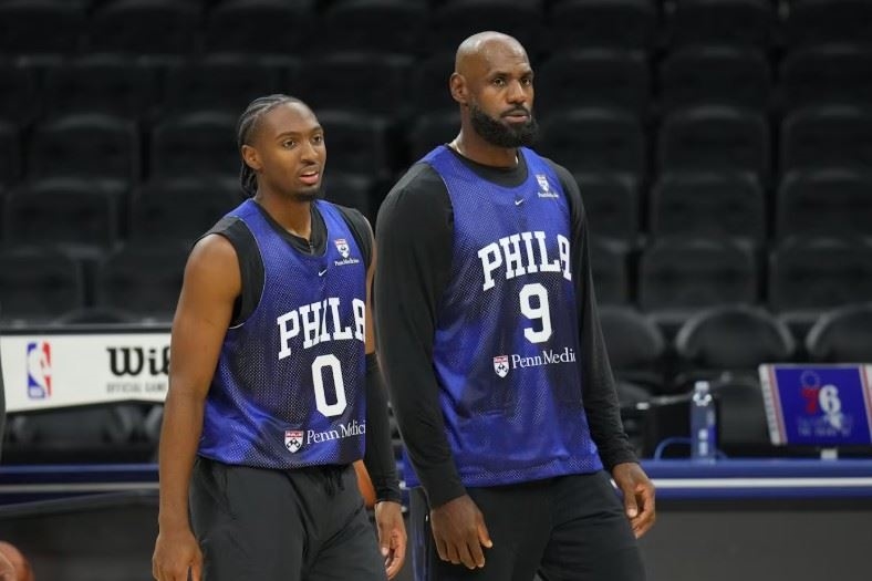 NBA(影)／全世界身價最高的超級奶爸！詹姆斯幫隊友顧小孩　加盟76人趣事一籮筐