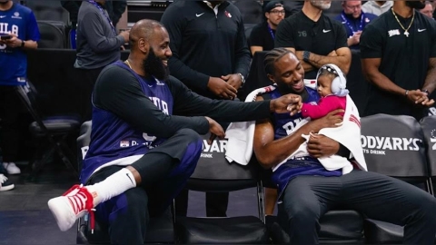 NBA(影)/全世界身價最高的超級奶爸!詹姆斯幫隊友顧小孩 加盟76人趣事一籮筐