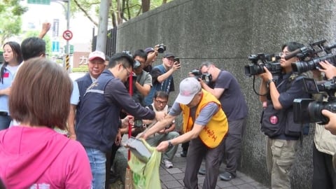 蔣萬安緊盯「災後復原」進度 視察遇清社區潔員暈眩上前關心