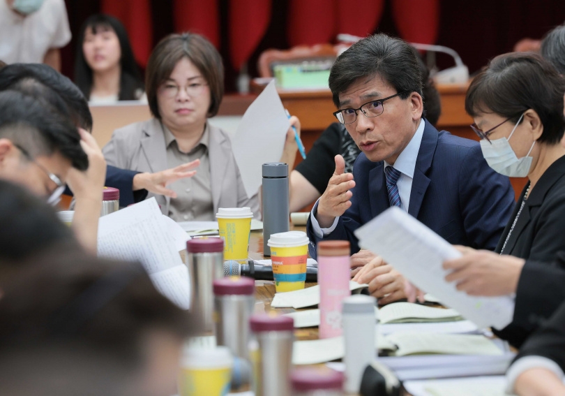 醫療險將朝向取消以住院為依據的理賠門檻。圖右為金管會主委彭金隆。(圖/報系資料照)