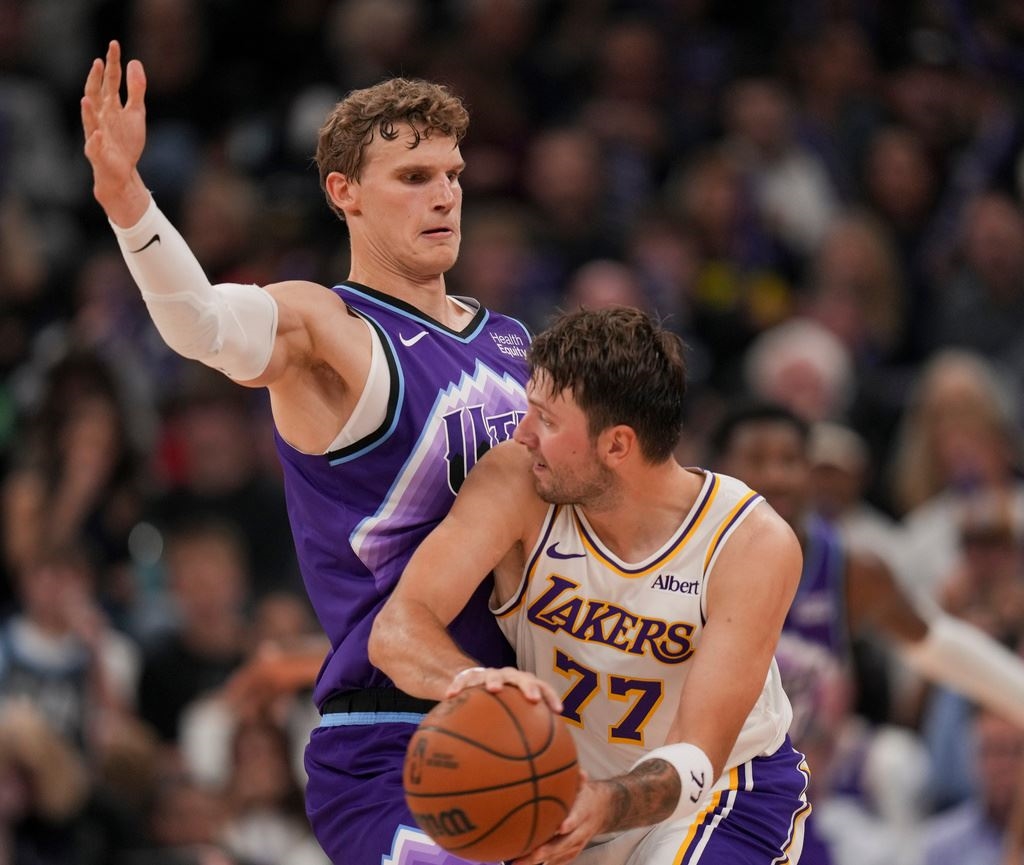 NBA(影)/這樣也能進!馬卡南神奇擦板壓哨 連自己都忍不住笑了