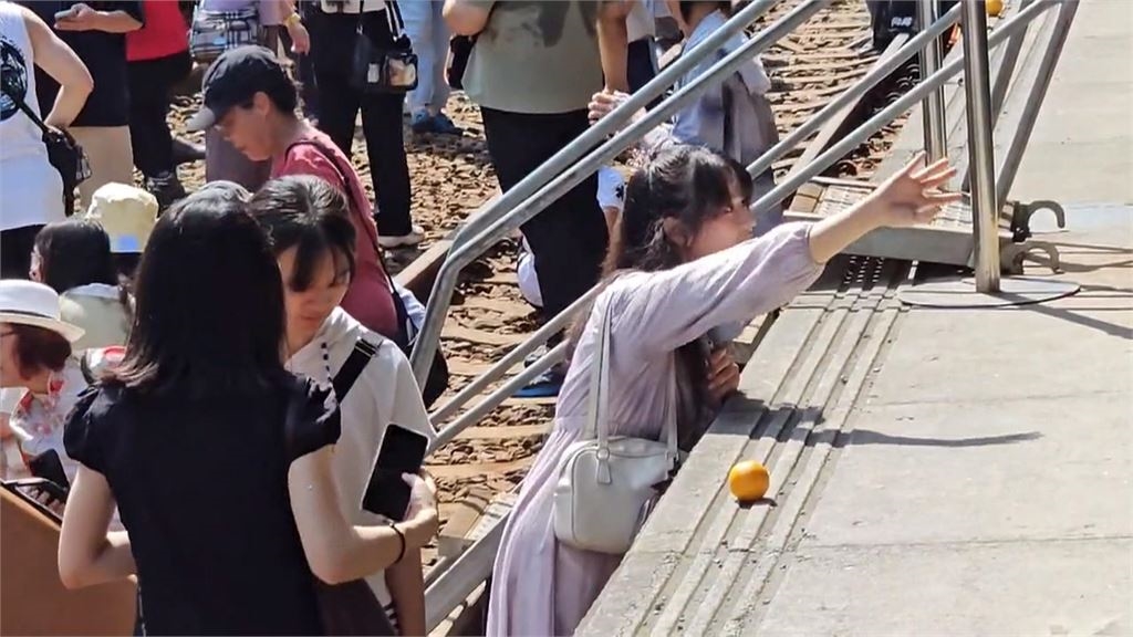 台南舊火車站拍照最後一天! 民眾帶橘子重現朱自清「背影」