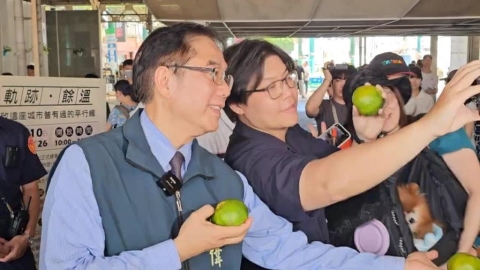 台南舊火車站拍照最後一天! 民眾帶橘子重現朱自清「背影」
