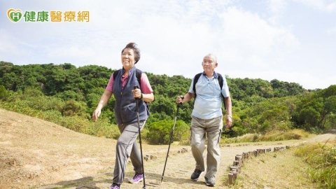 秋高氣爽瘋爬山卻鐵腿跛行 醫揪足底筋膜、關節發炎元凶