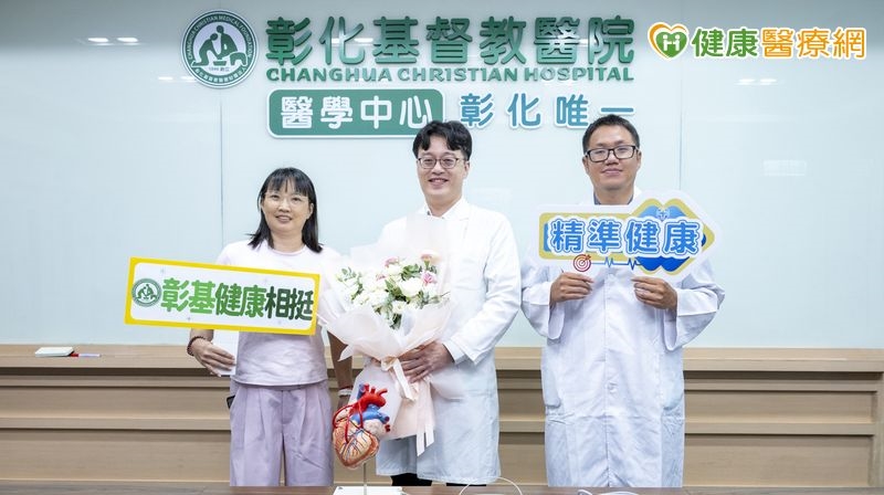 ▲彰基心臟內科引進雙能量消融導管,廖英傑主任(中)、翁啟仁醫師(右)為複雜心律不整患者洪女士(左)提供治療新選擇。