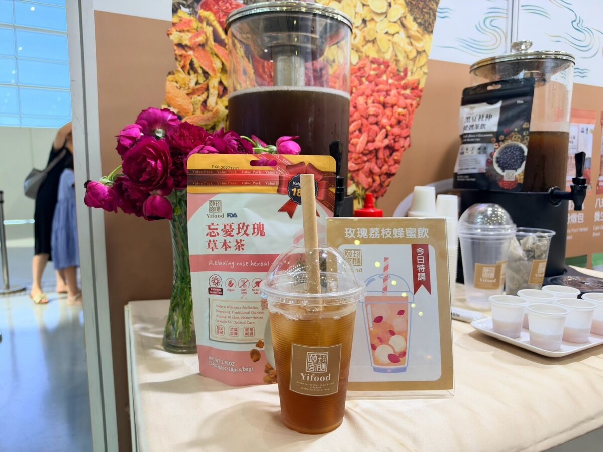 圖/草本茶搭配奶類、果汁與配料,展現豐富口感。(頤珍宮膳YIFOOD提供)