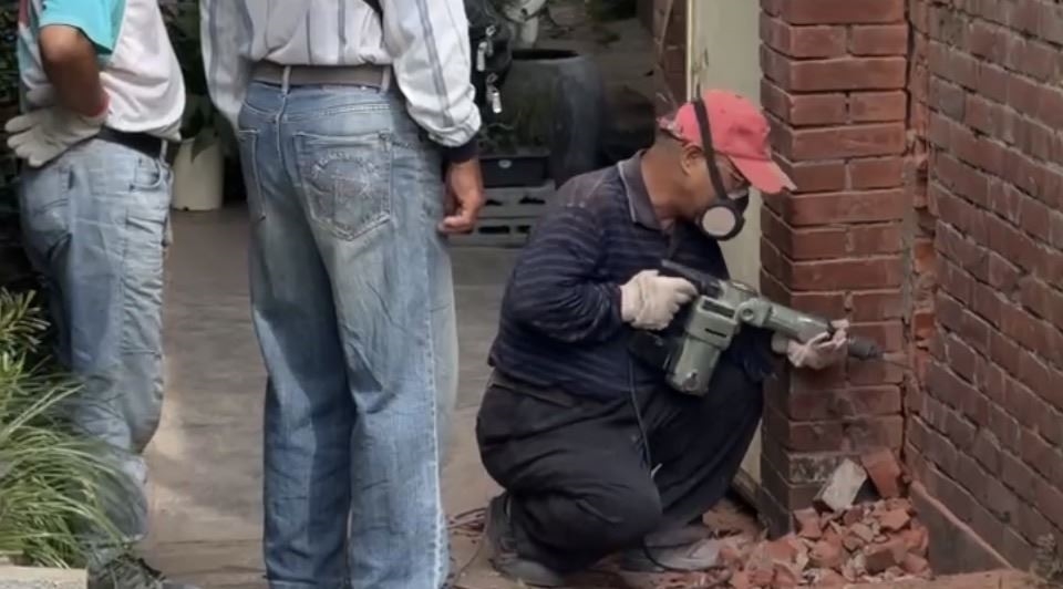 控鄰居「砌牆封巷」! 住戶批占用土地影響出入40多年