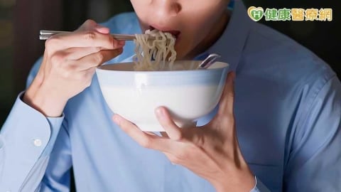 吃宵夜恐傷肝!研究追蹤近20萬人 肝病風險增2至3成