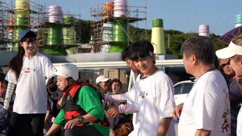 郭忠祐海上闖關險落水!胡瓜護兵心切「失敗跟著一起跳」差點成真