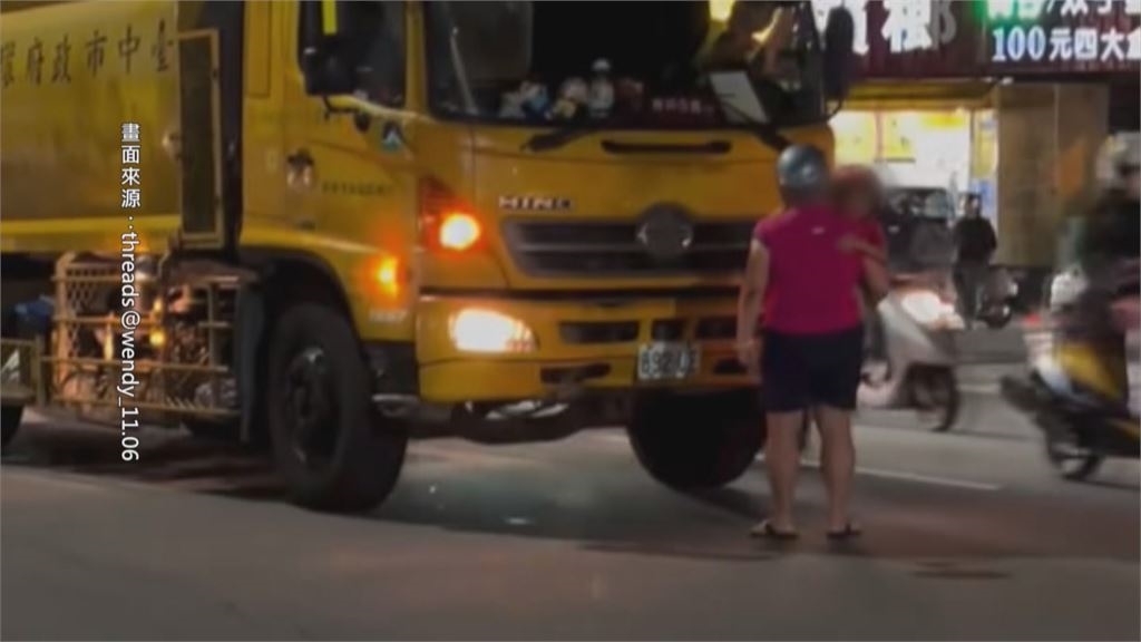 危險!疑認垃圾車音樂挑釁 台中婦抱幼童「肉身攔車」