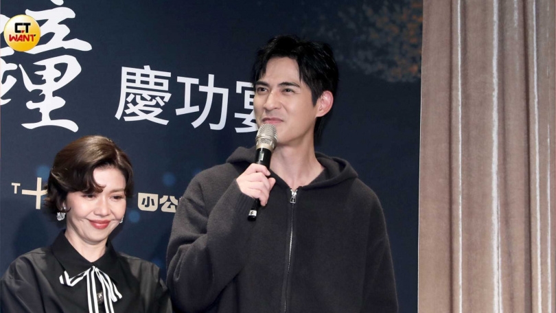 仔仔慶功宴上狂讚當晚坐在他旁邊的曾敬驊。(圖/侯世駿攝)