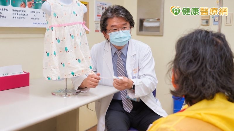 ▲高雄長庚腎臟科鄭本忠副主任與病患及家屬說明腹膜透析原理示意圖