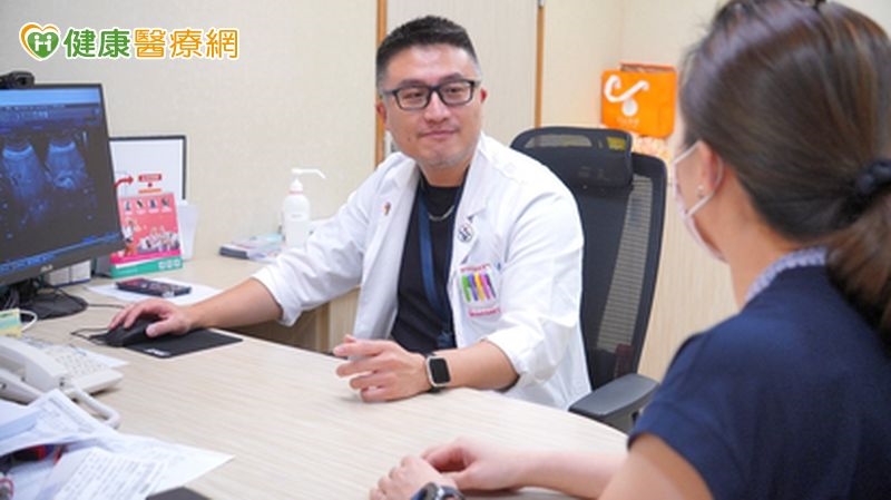 ▲高雄長庚肝膽腸胃科姚志謙醫師於門診解釋肝硬化腹水治療方法示意圖