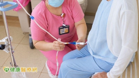 93歲阿嬤肝硬化合併末期腎臟病 醫師談腹膜透析與居家照護