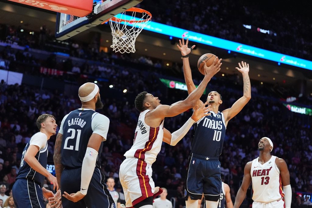 NBA(影)/在對手頭頂上單手猛灌!字母哥卯足全力大三元演出仍救不了熱火