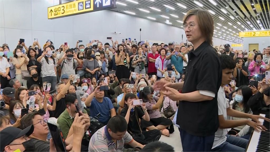 參戰台南車站公共鋼琴! 林隆璇.陳俊豪上演四手聯彈