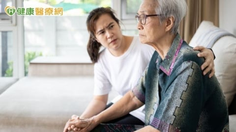 長輩全身痛查無病因!醫揪隱藏老年憂鬱 千萬別誤當老番顛