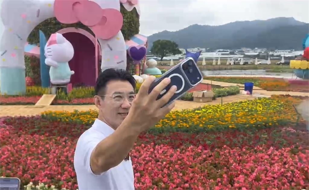 攜手三麗鷗明星打造甜點王國 江啟臣視察「新社花海」籌備進度