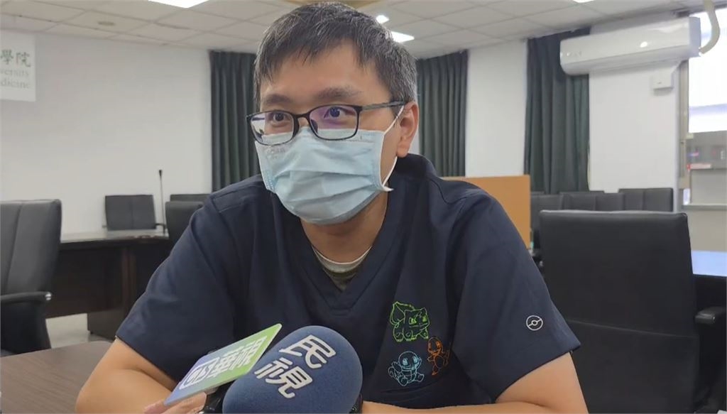 四腳朝天險滅頂 蘇卡達象龜落難水溝載浮載沉